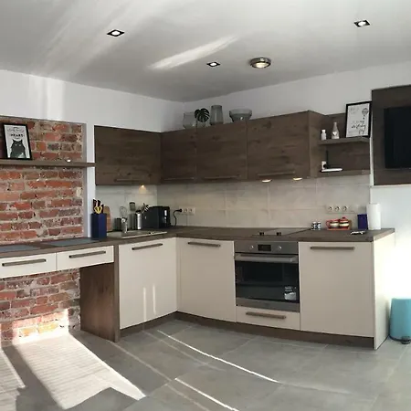 Tranquil Pied-a-terre Steps From Orlov Apartment