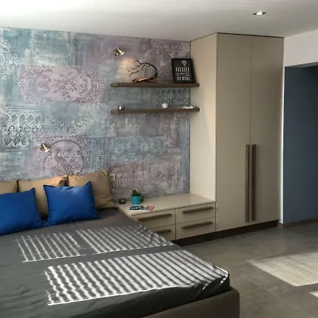 Tranquil Pied-a-terre Steps From Orlov Apartment