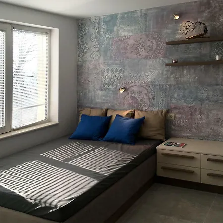 Tranquil Pied-a-terre Steps From Orlov Apartment