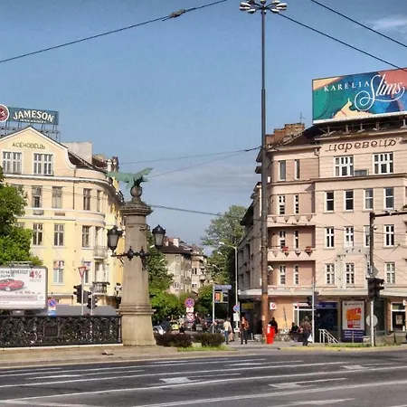 Tranquil Pied-a-terre Steps From Orlov *